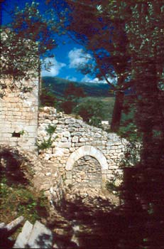 Trevi, antica chiesa di S. Costanzo, porta dell'edificio adiacente (1997)