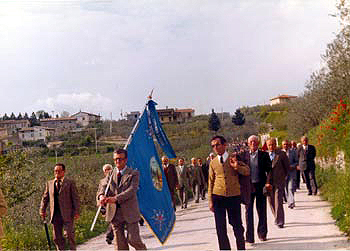 Trevi, Bovara. Processione del SS.mo Crocefisso. Foto Giuliani, 1980