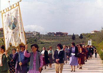 Trevi, Bovara. Processione del SS.mo Crocefisso. Foto Giuliani, 1980