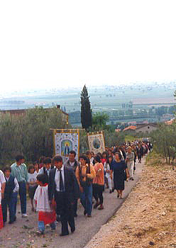 Trevi, Bovara. Processione del SS.mo Crocefisso. 1990