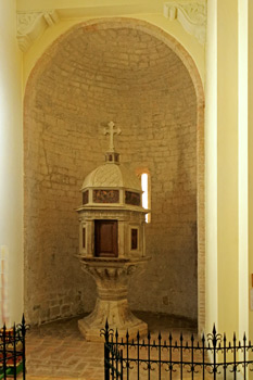 Trevi, Italy. Chiesa di S. Emiliano. Fonte battesimale, XV sec.
