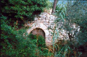 Trevi, antica chiesa di S. Costanzo, porta dell'edificio adiacente (1992)