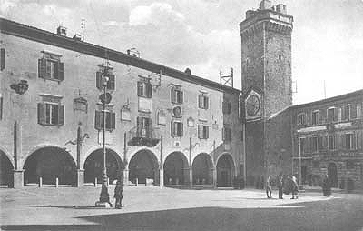 Trevi, Piazza Mazzini o "del Comune". Foto ca. 1920