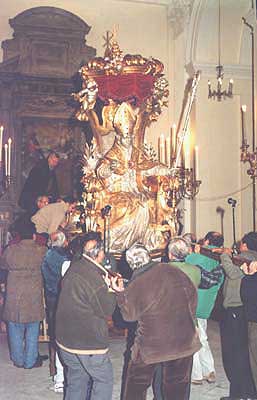Trevi - Chiesa di S. Emiliano - Esposizione della statua.  24 gennaio 2002 -(Foto 601.33)