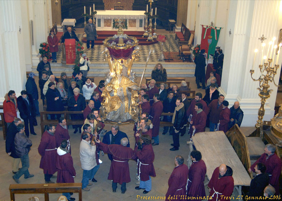 Trevi, chiesa diS.Emiliano - Uscita della Processione (2006)