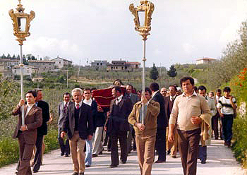 Trevi, Bovara. Processione del SS.mo Crocefisso. Foto Giuliani, 1980