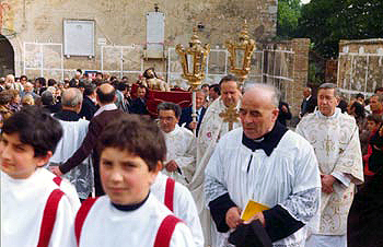 Trevi, Bovara. Processione del SS.mo Crocefisso. Foto Giuliani, 1980