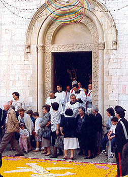 Trevi, Bovara. Processione del SS.mo Crocefisso. 1990