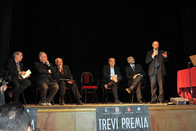 Trevi Premia il prof. Claudio Santoni - Foto