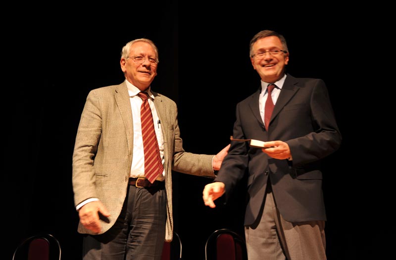Trevi Premia il prof. Claudio Santoni - Foto