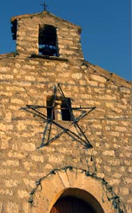 Trevi, Coste. Chiesa di S. Paolo, finestra e campanile