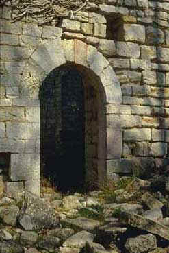 Trevi, Italy. Manciano, Chiesa di S. Stefano, porta laterale.