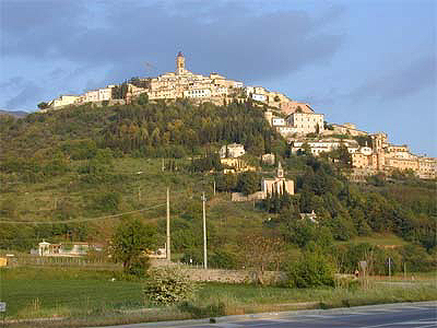 Trevi - Panorama da nordovest - foto Francesco Mulas 26/4/02)