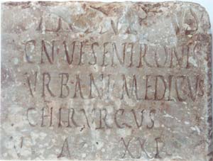 Trevi, Museo, epigrafe del Medico Chirurgo -particolare