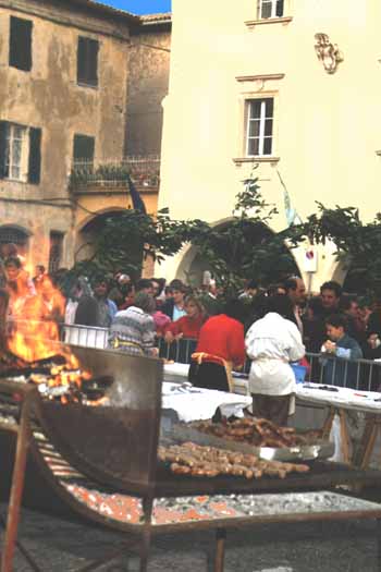 Trevi, Italy. Piazza Mazzini, si arrostiscono le salsicce il giorno della sagra.